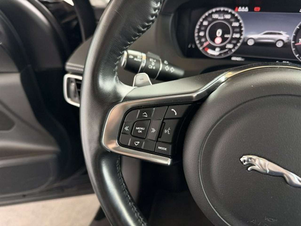 Jaguar F-Pace R-SPORT BENZINE AWD AUTOMAAT-OPEN DAK-SPORT SEATS — foto 16 van 23