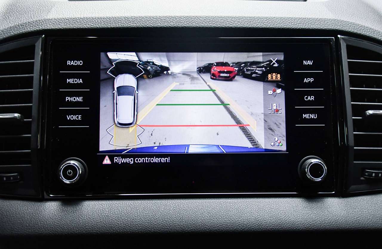 Skoda Karoq Karoq 1.5 TSI ACT Family DSG - NAVIGATIE / CAMERA / SMARTLINK / WINTERPACK / PDC / CC — foto 10 van 21
