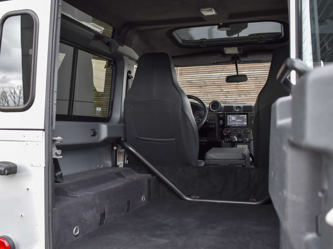 Land Rover Defender 90  2.2TD4 - "Eastnor Edition" — foto 23 van 25