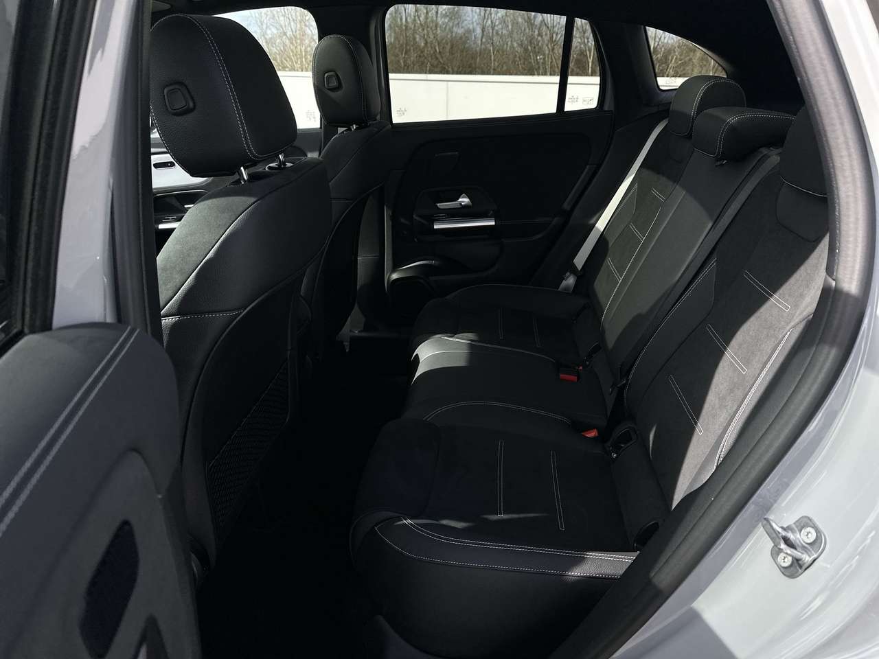 Mercedes-Benz GLA 200 AMG Line Pano dak Nightpakket 20" multi spaaks — foto 14 van 19