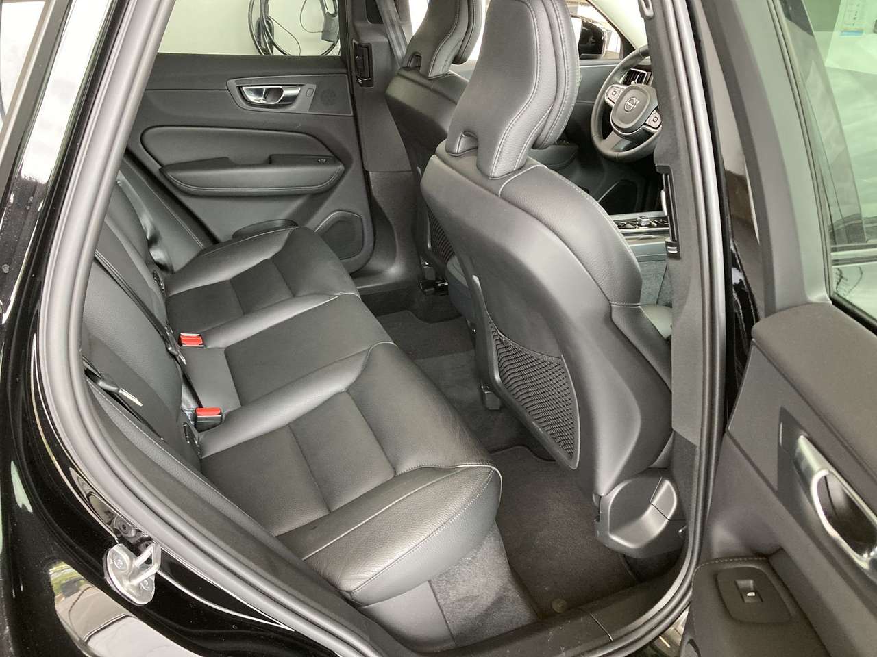 Volvo XC60 PLUS DARK HYBRID BENZINE AUTOMAAT 43000KM!!!! — foto 7 van 17