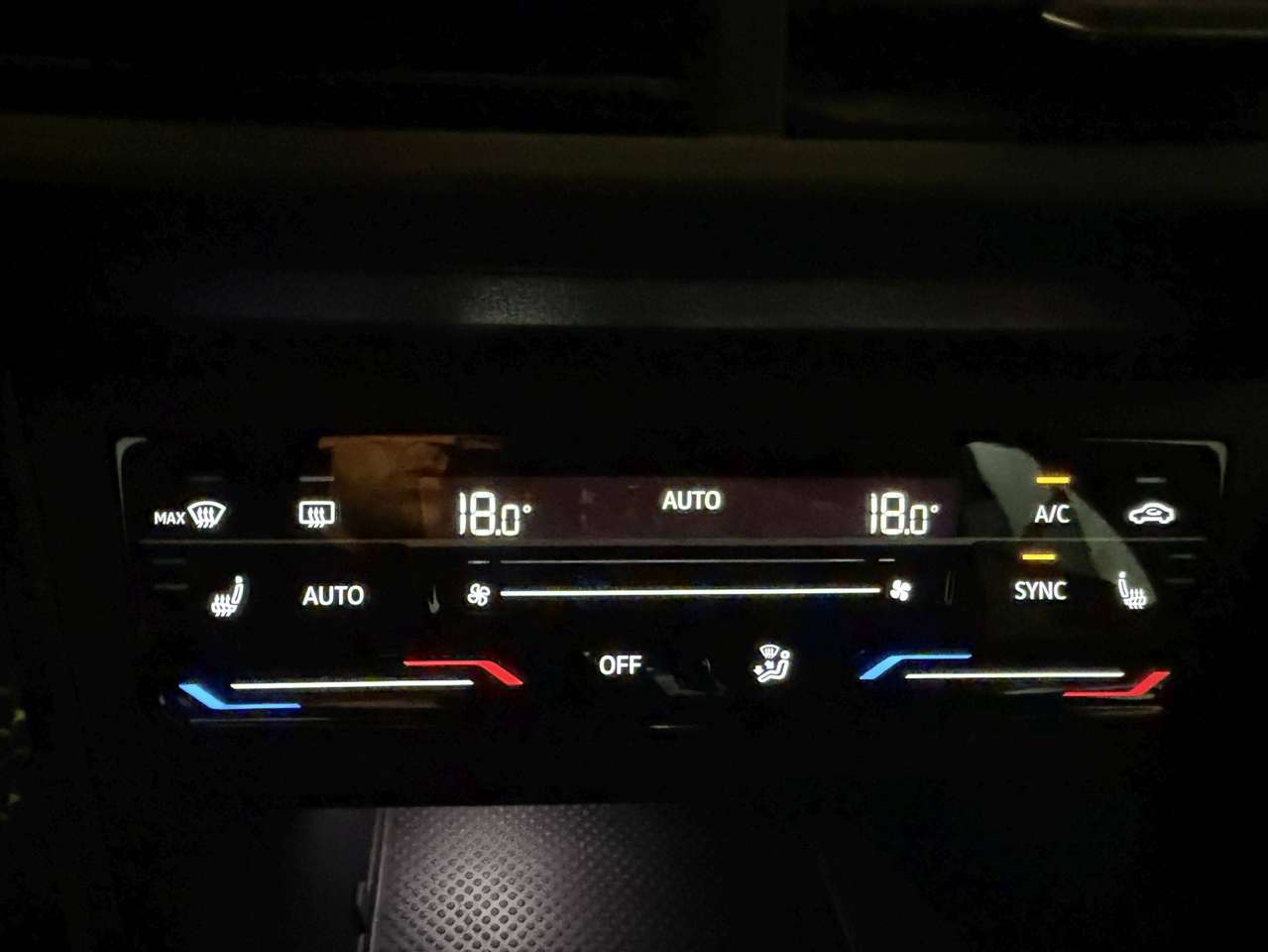 Volkswagen Taigo 3x R-LINE  * ALCANTARA * ZETEL VERWARMING * BLACK PACK * IQ LED * CAR PLAY * 18" ALU VELGEN * NAVI * CAMERA * — foto 6 van 17