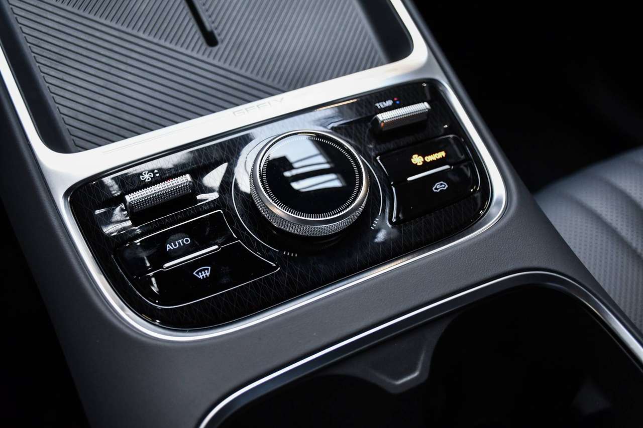 Geely Starray EM-i Pro 83km NIEUW - NAVIGATIE  / SMARTLINK / LEDER / CAMERA / ACC / BLIS / PDC — foto 16 van 20