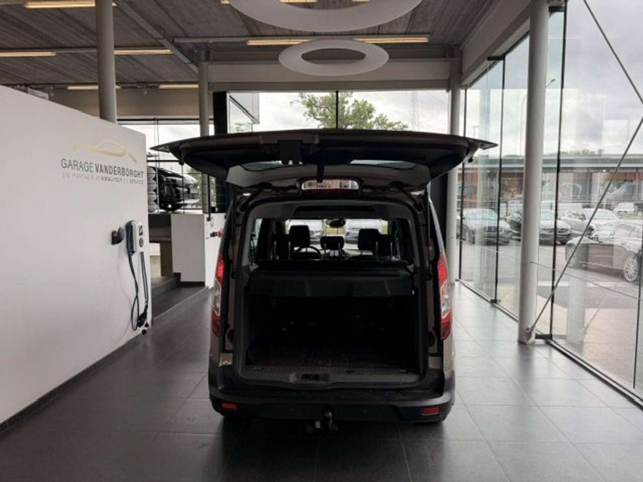Ford Tourneo Connect TITANIUM BENZINE NAVIGATIE — foto 7 van 24