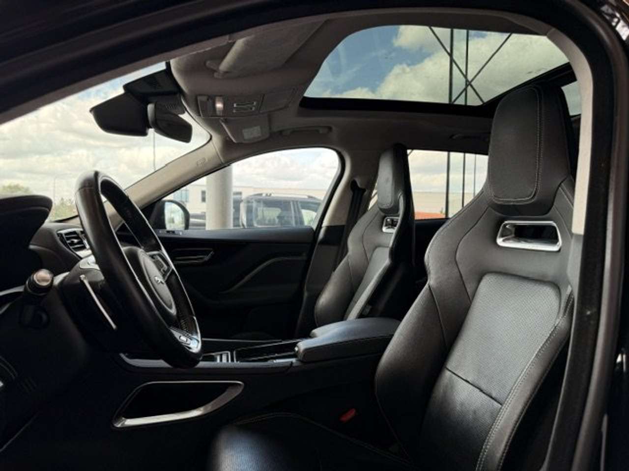 Jaguar F-Pace R-SPORT BENZINE AWD AUTOMAAT-OPEN DAK-SPORT SEATS — foto 10 van 23