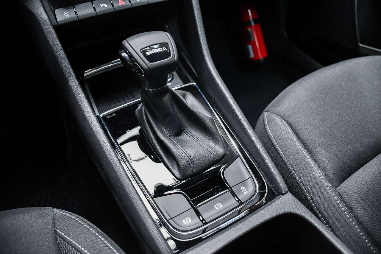 Skoda Karoq Karoq 1.5 TSI ACT Family DSG - NAVIGATIE / CAMERA / SMARTLINK / WINTERPACK / PDC / CC — foto 16 van 21