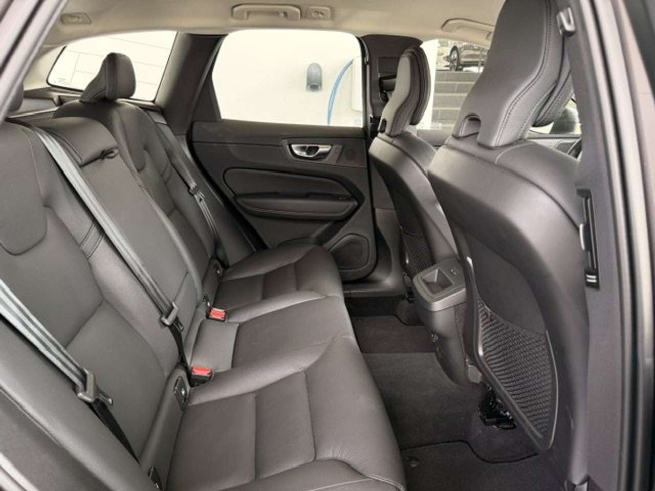 Volvo XC60 PLUS DARK B5  AWD AUTOMAAT +TAL VAN OPTIES — foto 8 van 22