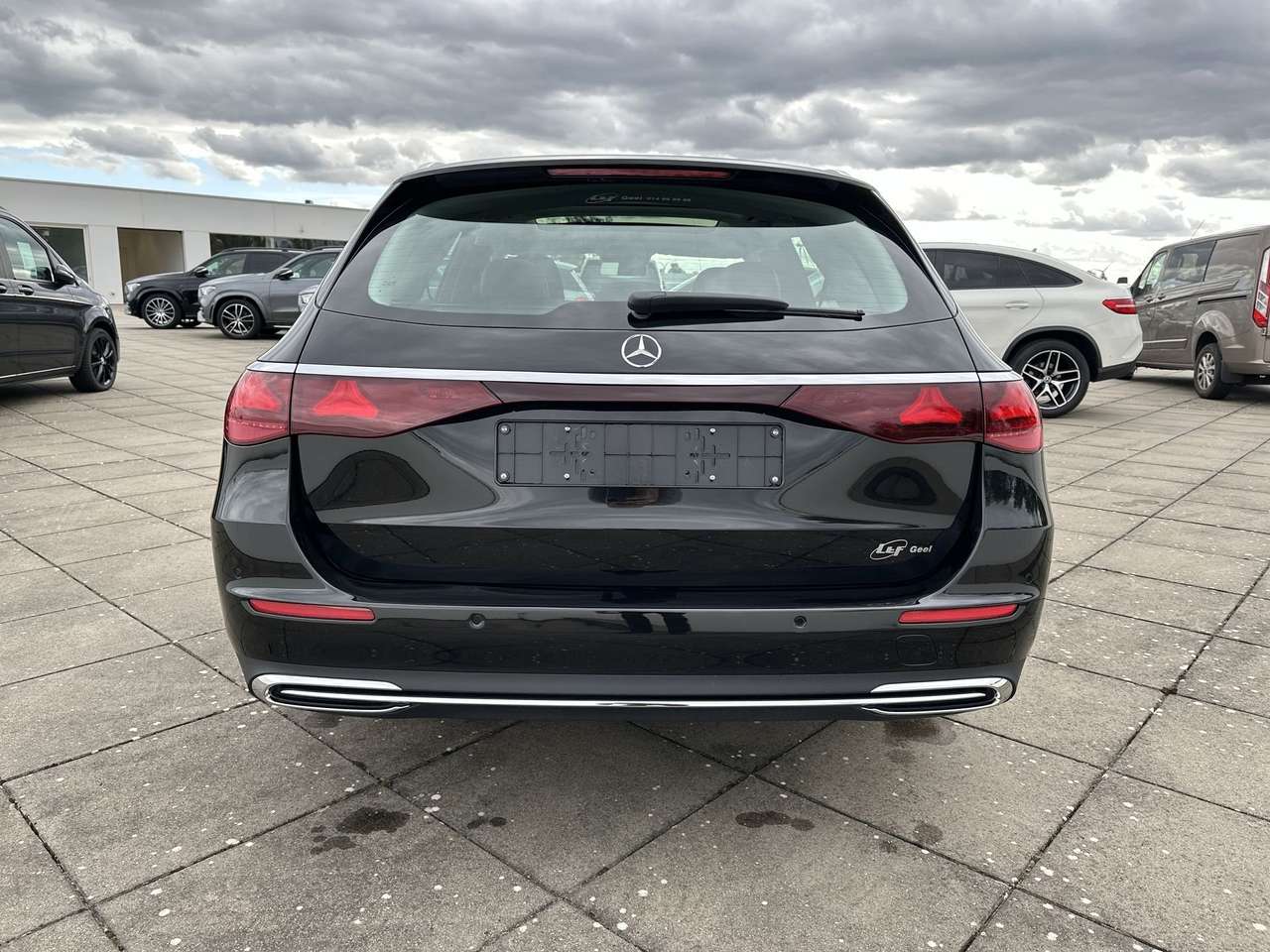 Mercedes-Benz E 200 AVANTGARDE/DISTR PRO/PANODAK/KEYLESS/WINTERPAK/19" — foto 4 van 19