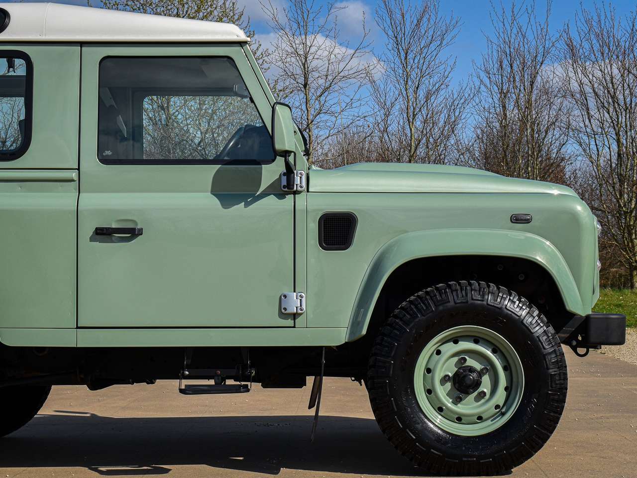 Land Rover Defender 90 / 2.2 TD4 / "Heritage Edition" — foto 13 van 24