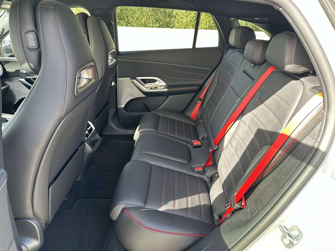 Mercedes-Benz GLC 400 4M ELECTRIC/ACHTERASBESTURING/AMG/RIJASSIST/PANODAK/AIRMATIC/TREKH/BURMESTER — foto 14 van 19