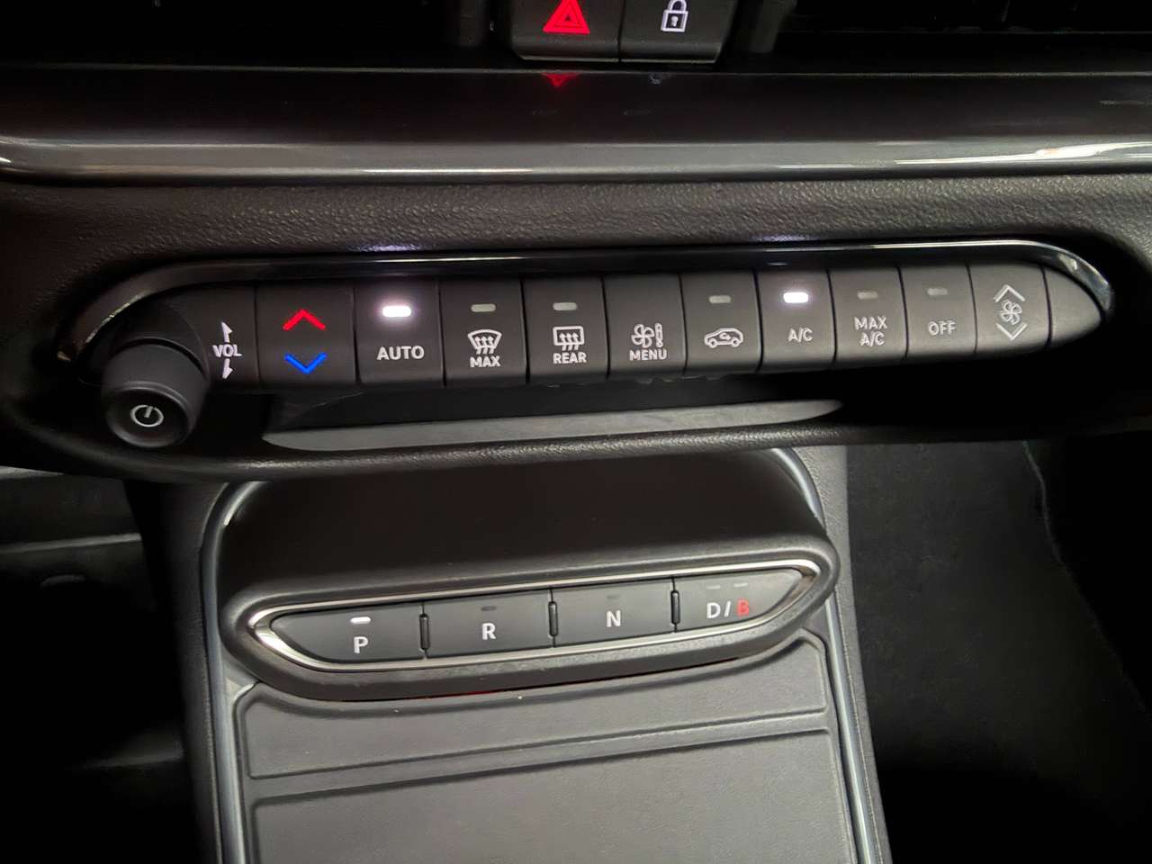 Fiat 600e e-600 54 kWh Red SOH 95% CARPLAY/ANDROID-AUTO*DAB*NAVI*CRUISE CONTROL*LANE ASSIST*PDC — foto 15 van 25