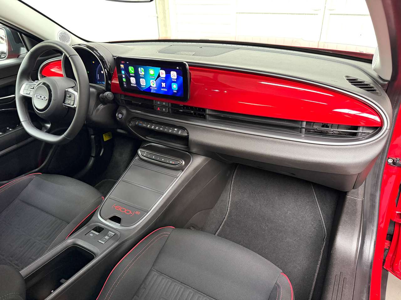Fiat 600e e-600 54 kWh Red SOH 95% CARPLAY/ANDROID-AUTO*DAB*NAVI*CRUISE CONTROL*LANE ASSIST*PDC — foto 12 van 25
