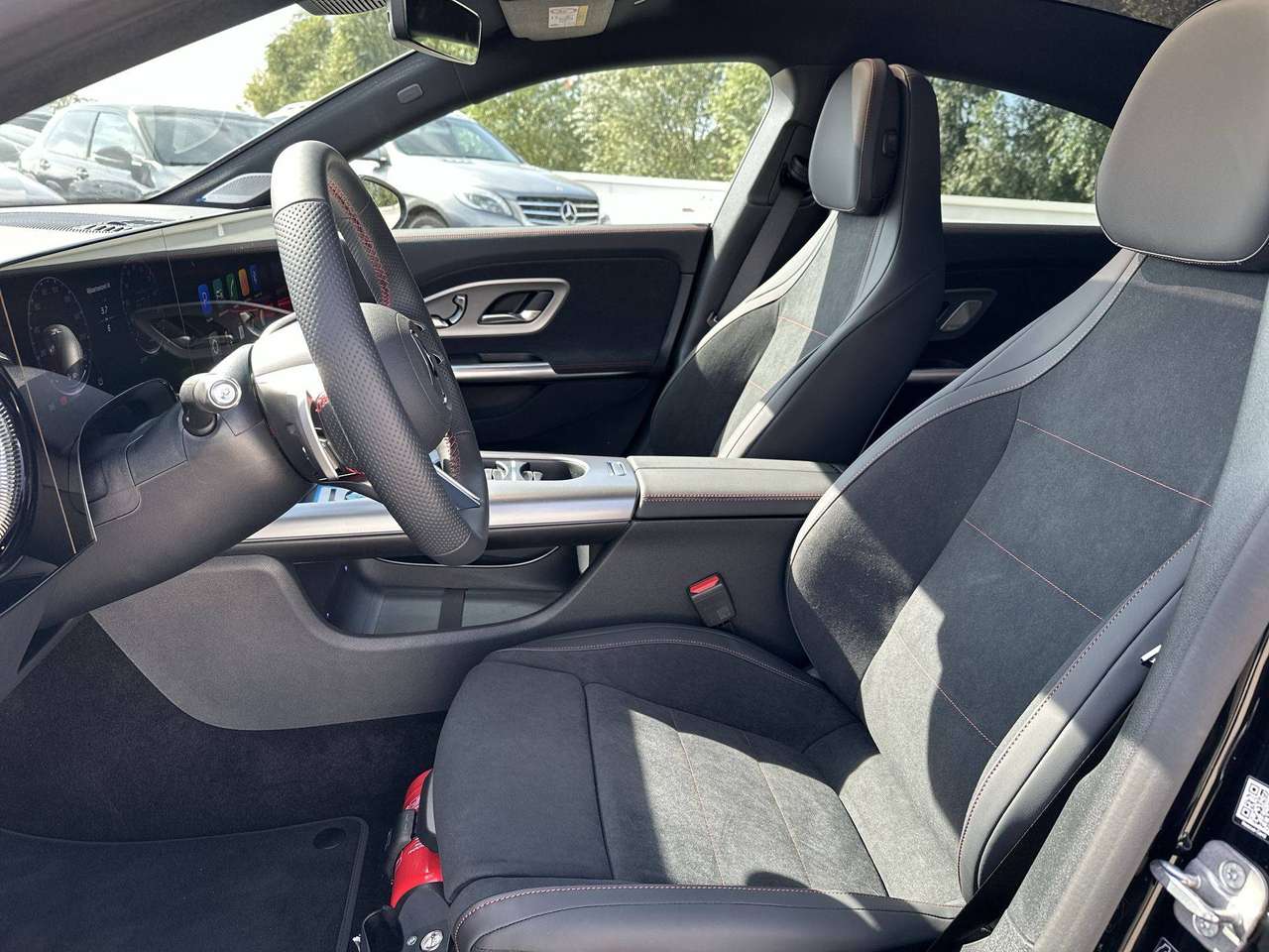 Mercedes-Benz CLA 250 + ELECTRIC AMG Line Head-up 19" Premium Plus pakket — foto 11 van 19