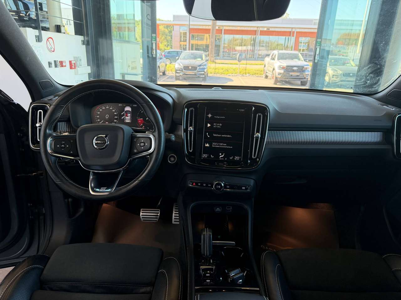 Volvo XC40 R-DESIGN D4 AWD AUTOMAAT LEDER PANO DAK — foto 13 van 23