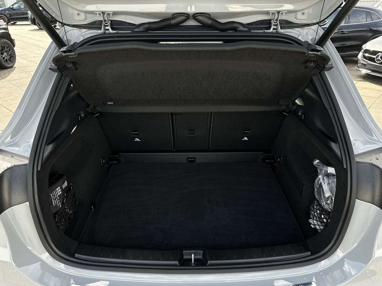 Mercedes-Benz GLA 200 AMG Line Pano dak Nightpakket 20" multi spaaks — foto 11 van 19