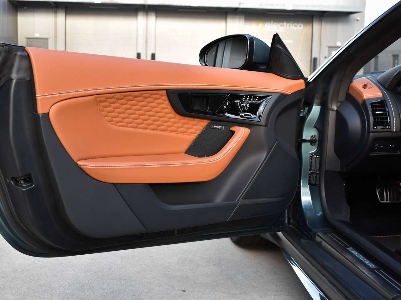 Jaguar F-Type 5.0 V8 R Cabriolet AWD P575 / Giola Green / Black Pack / FULL — foto 10 van 25