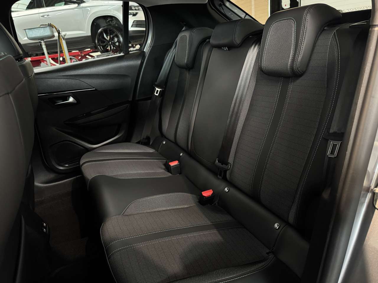Peugeot 208 1.2i PureTech — foto 7 van 15