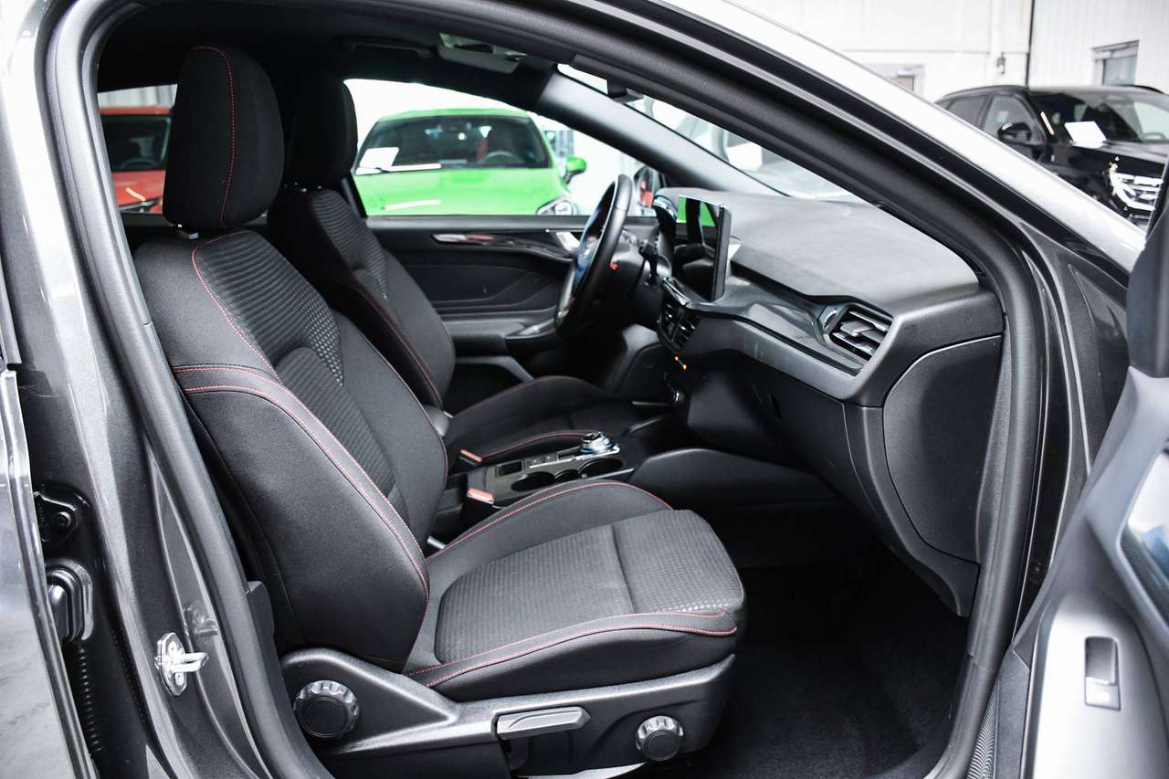 Ford Focus Focus 1.5 EcoBlue ST-Line X Automaat - NAVIGATIE / CAMERA / SMARTLINK / BLIS / ACC — foto 6 van 18