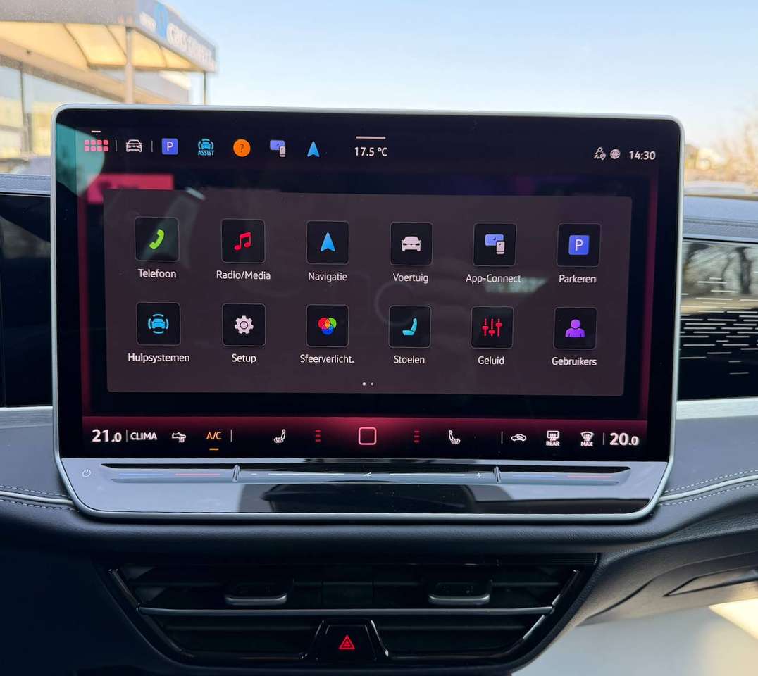 Volkswagen Passat Variant ELEGANCE MASSAGE BIG SCREEN CARPLAY ADAPTIVE CRUIS — foto 17 van 19