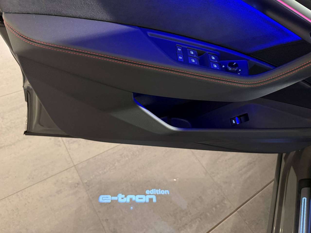 Audi Q8 e-tron 340PK QUATTRO * 3x S-LINE * CAMERA * EXCLUSIVE RED PACK * 22" * MATRIX * STANDVERWARMING * BLACK PACK * — foto 12 van 24