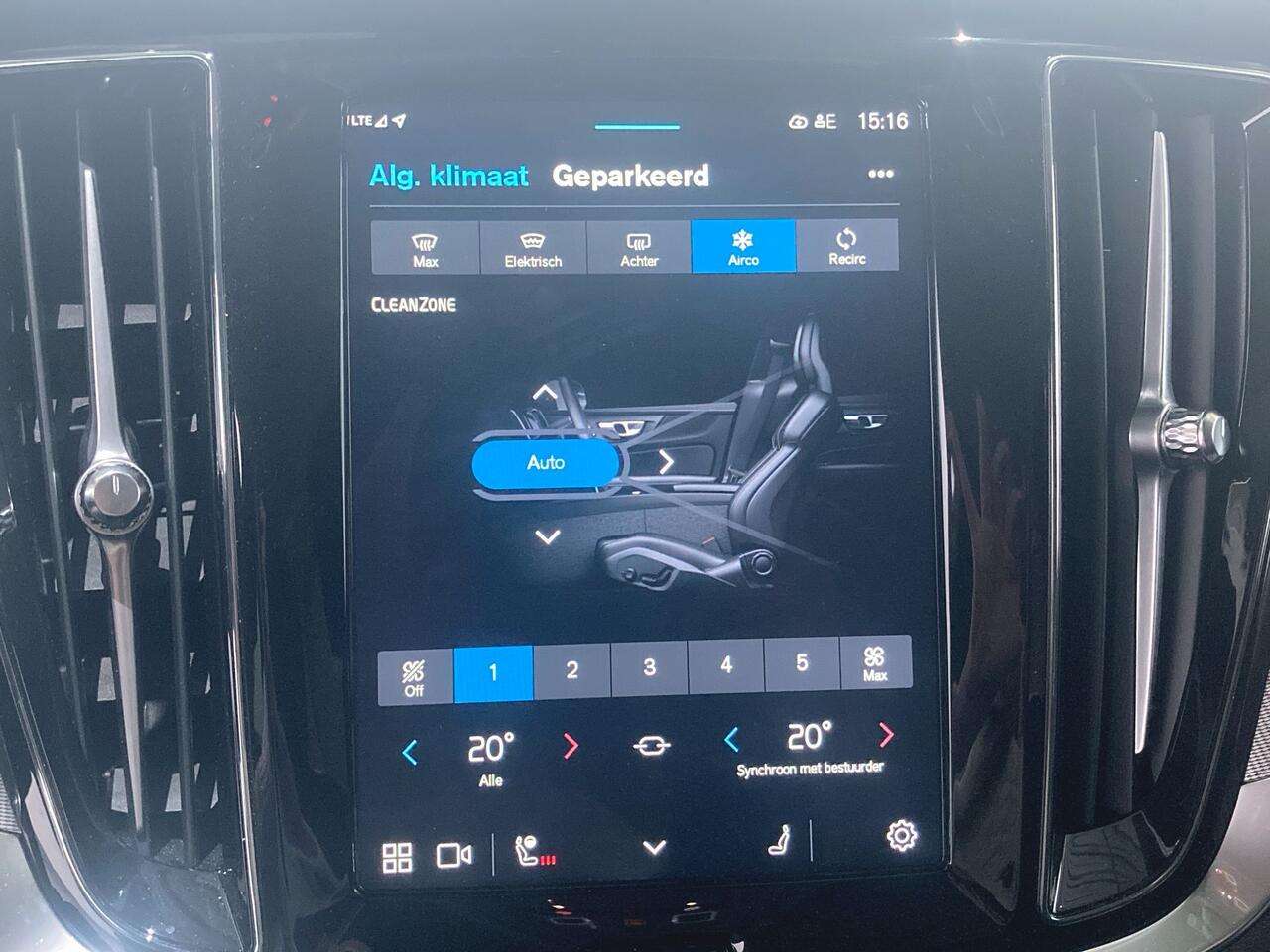 Volvo V60 T6 AWD PLUS DARK — foto 19 van 25