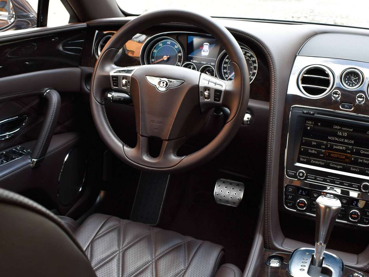 Bentley Flying Spur W12 / Havana Metallic / Bentley History — foto 4 van 9