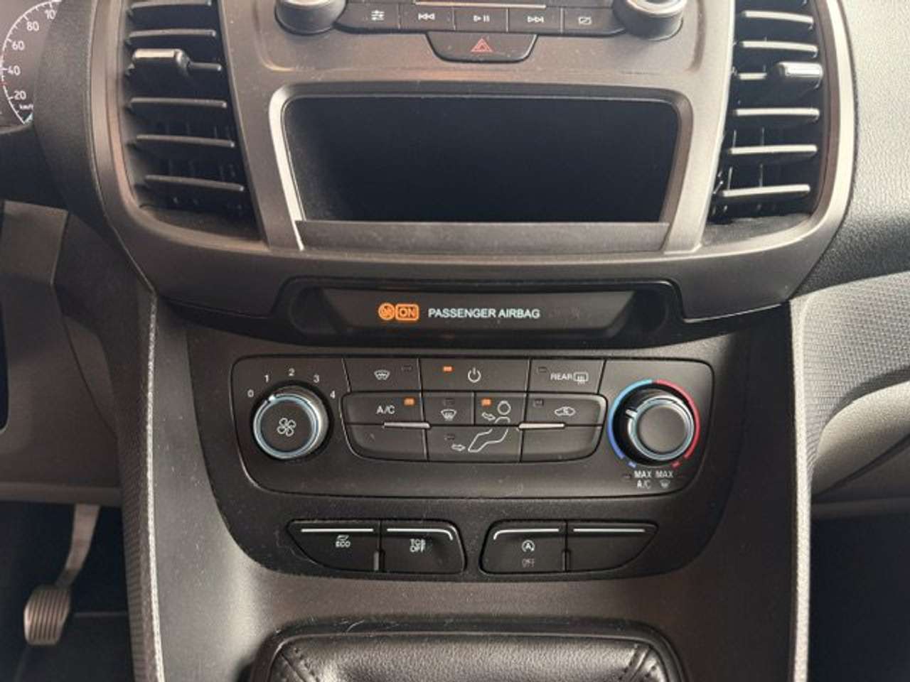 Ford Tourneo Connect TITANIUM BENZINE NAVIGATIE — foto 18 van 24