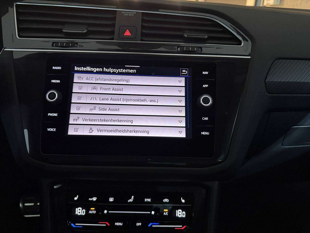 Volkswagen Tiguan 245PK PLUG IN * R-LINE * ALCANTARA * CAMERA * LED * KEY LESS * 20" BLACK R VELGEN * VIRTUAL COCKPIT * BLACK PACK — foto 11 van 22