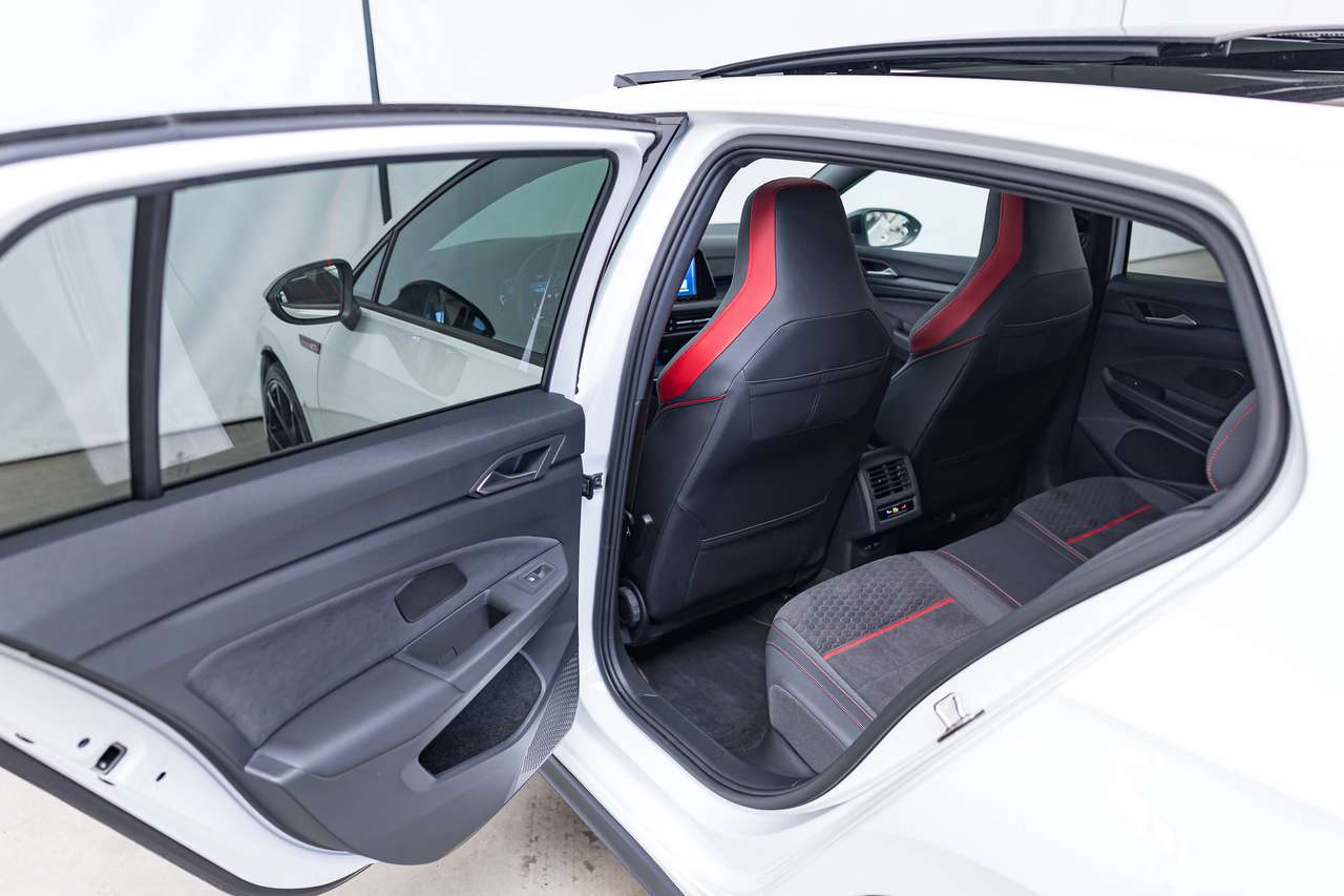 Volkswagen Golf GTI CLUBSPORT|AKRAPOVIC|PANO|HEAD-UP|HARMAN-KARDON|IQLIGHTS|ALCANTARA|HEATEDSEATS|KEYLESS|ACC|LA|GARANTIE| — foto 15 van 25