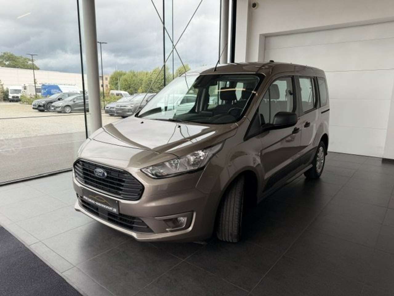 Ford Tourneo Connect TITANIUM BENZINE NAVIGATIE — foto 3 van 24