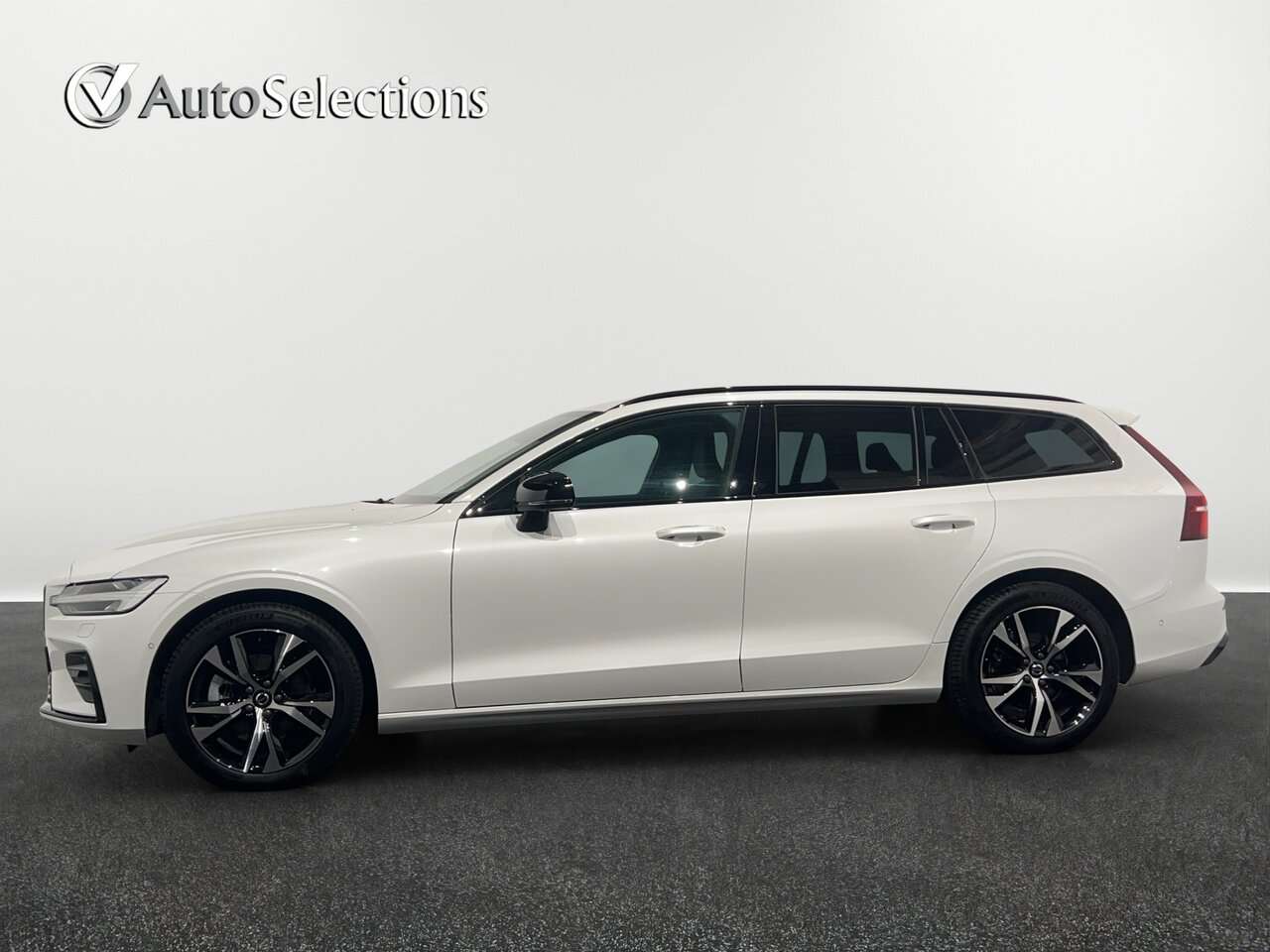 Volvo V60 B4 PLUS DARK / HARMAN KARDON/360° CAMERA — foto 4 van 15