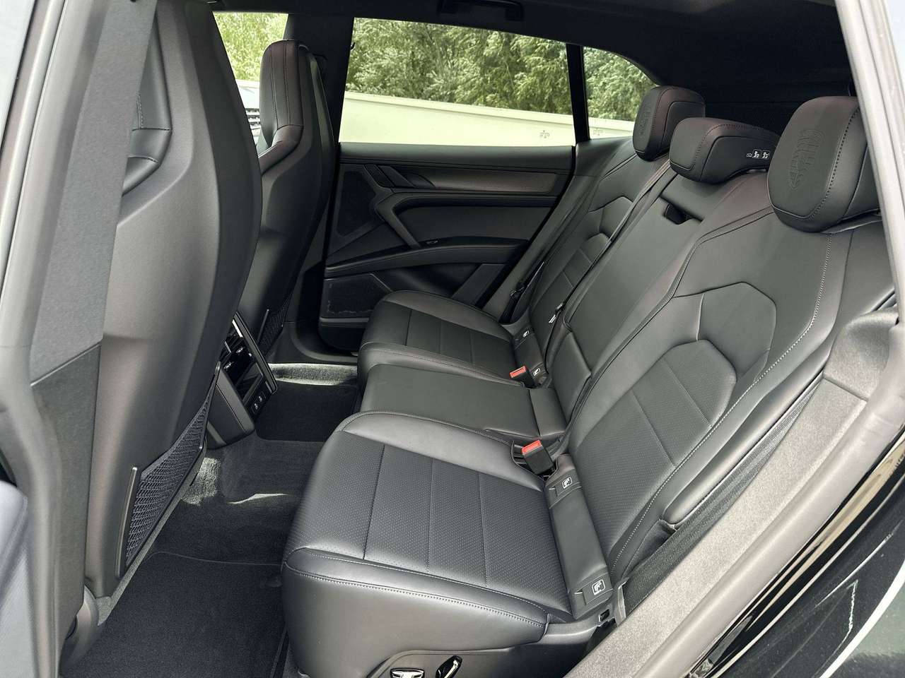 Porsche Cayenne ELECTRIC Trekhaak Pano Dak 22"Achterasbesturing Sport design pakket — foto 12 van 19