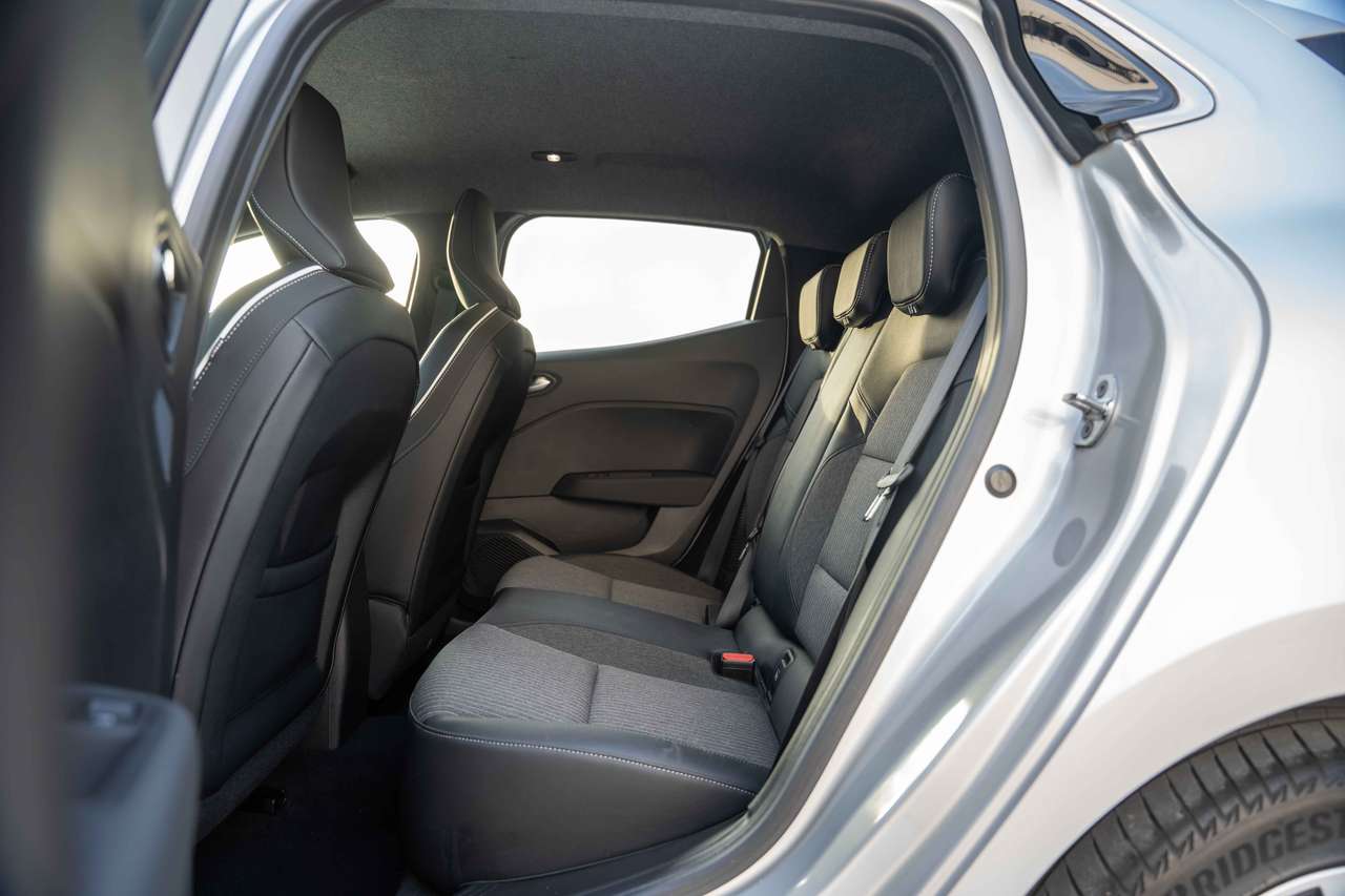 Renault Clio Clio Hybrid 1.6i E-TECH Techno — foto 21 van 25