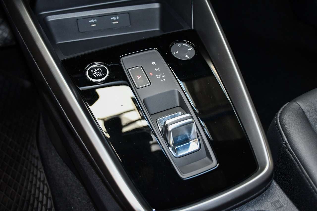 Audi A3 A3 40TFSI Design PHEV - NAVIGATIE / CAMERA / ACC / SMARTLINK / PDC — foto 15 van 16