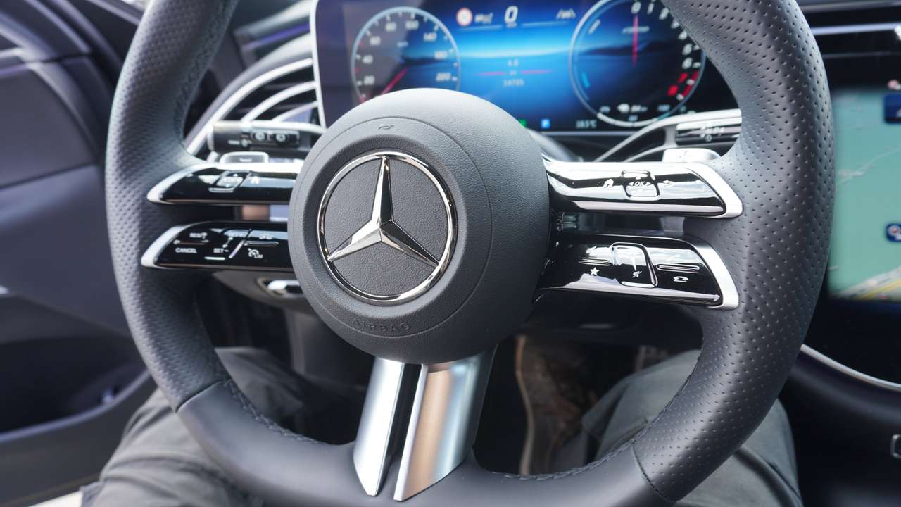 Mercedes-Benz E 300 e AMG/HYPERSCREEN/KEYLESS/20"/DRAADLOOS LADEN GSM — foto 17 van 18