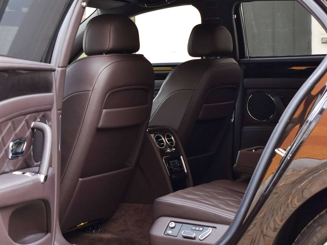 Bentley Flying Spur W12 / Havana Metallic / Bentley History — foto 8 van 9
