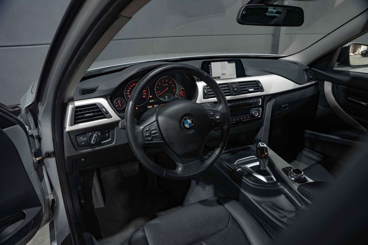 BMW 330 (2018) — foto 13