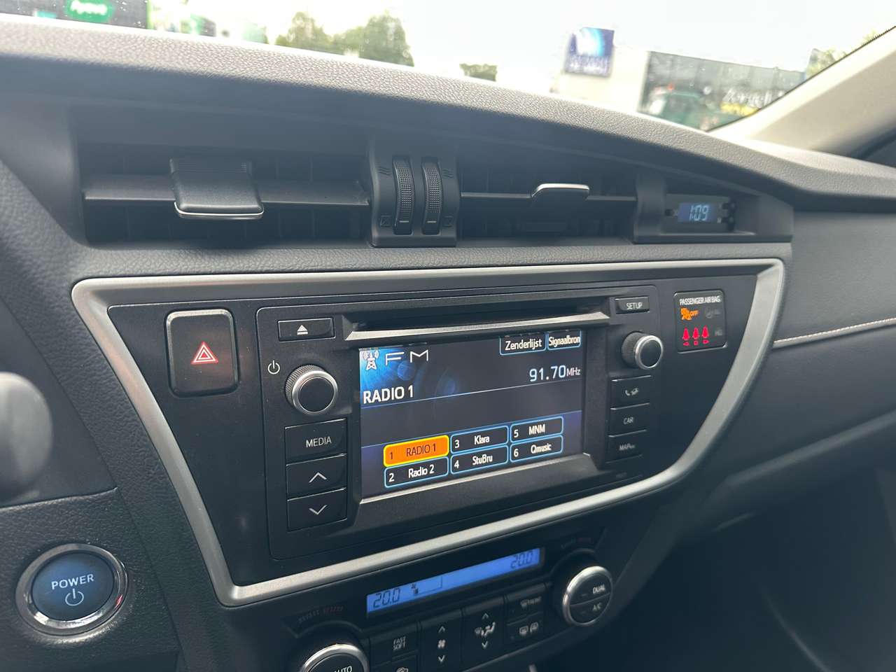 Toyota Auris 1.8i Hybride  HSD Premium CVT 20000km — foto 17 van 18