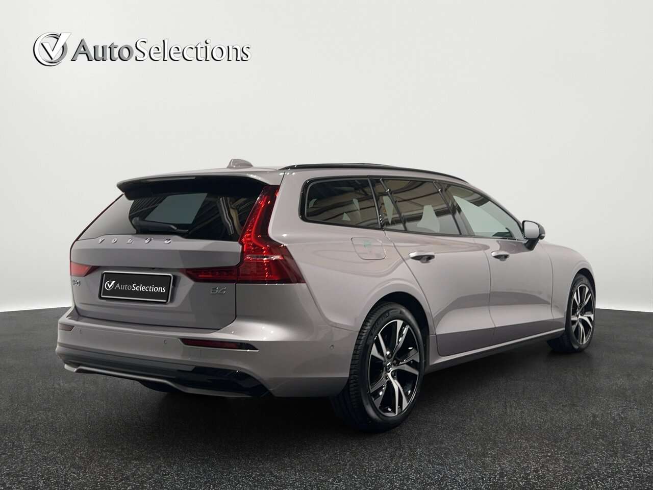 Volvo V60 B4 PLUS DARK/PANO/HEAD-UP /360° — foto 8 van 24