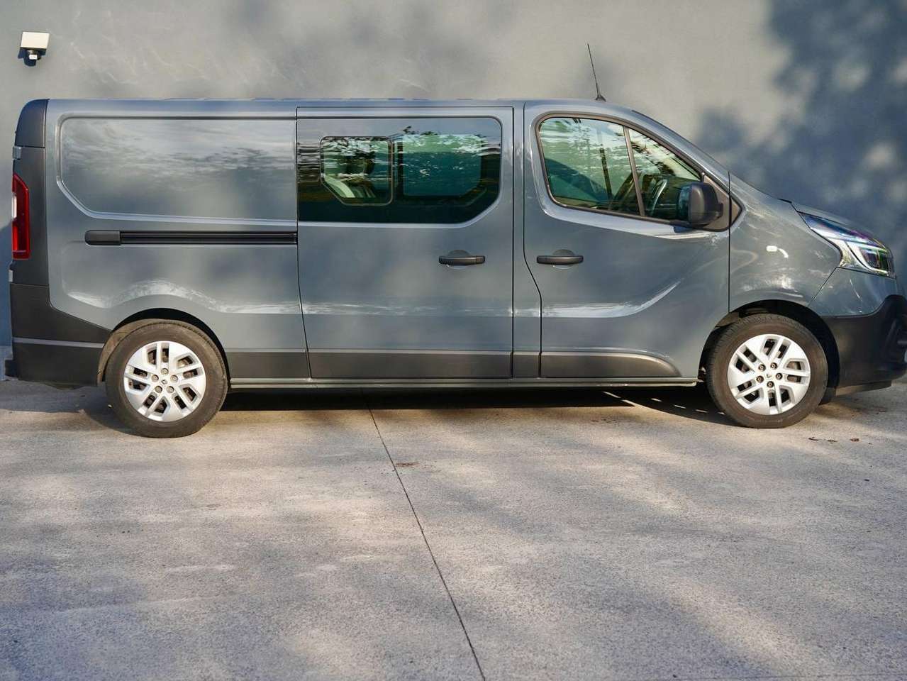 Renault Trafic 2.0 dCi 29 6 plaatsen lichte vracht — foto 2 van 25