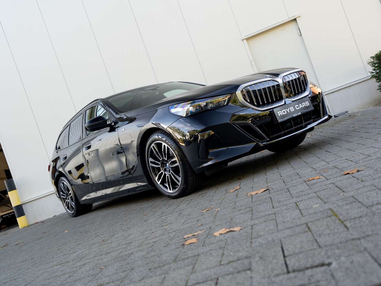 BMW i5 i5 Touring 83.9 kW eDrive40 - ACC/PANORAMA/TREKHAAK/HEAD-UP/KEYLESS/ZETELKOELING/360 CAMERA/HARMAN KARDON SOUND SYSTEM — foto 3 van 25