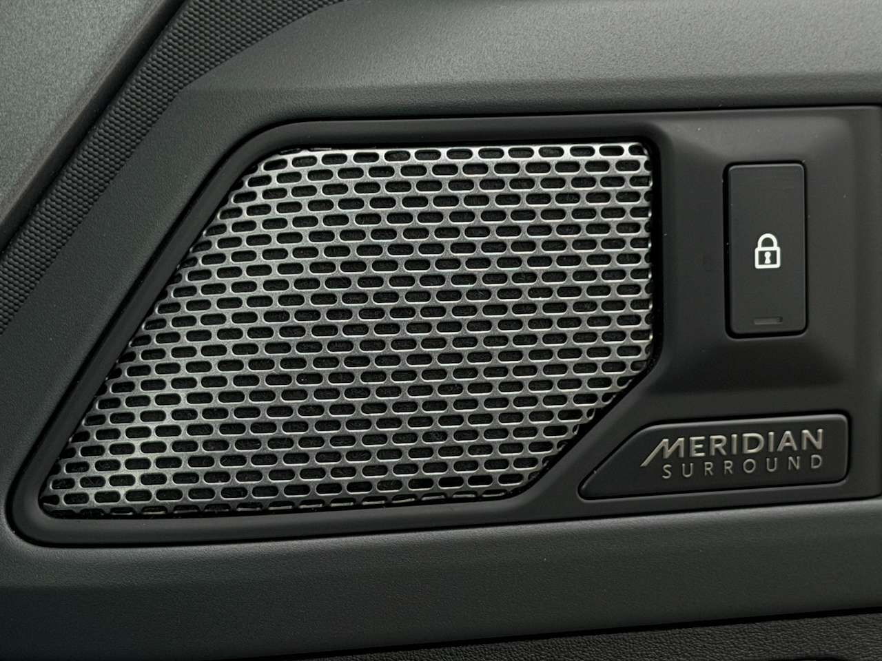 Land Rover Defender D300 KAHN PANO MERIDIAN 360°CAM VERWAMD EN GEVENTILEERD LEDER — foto 16 van 20