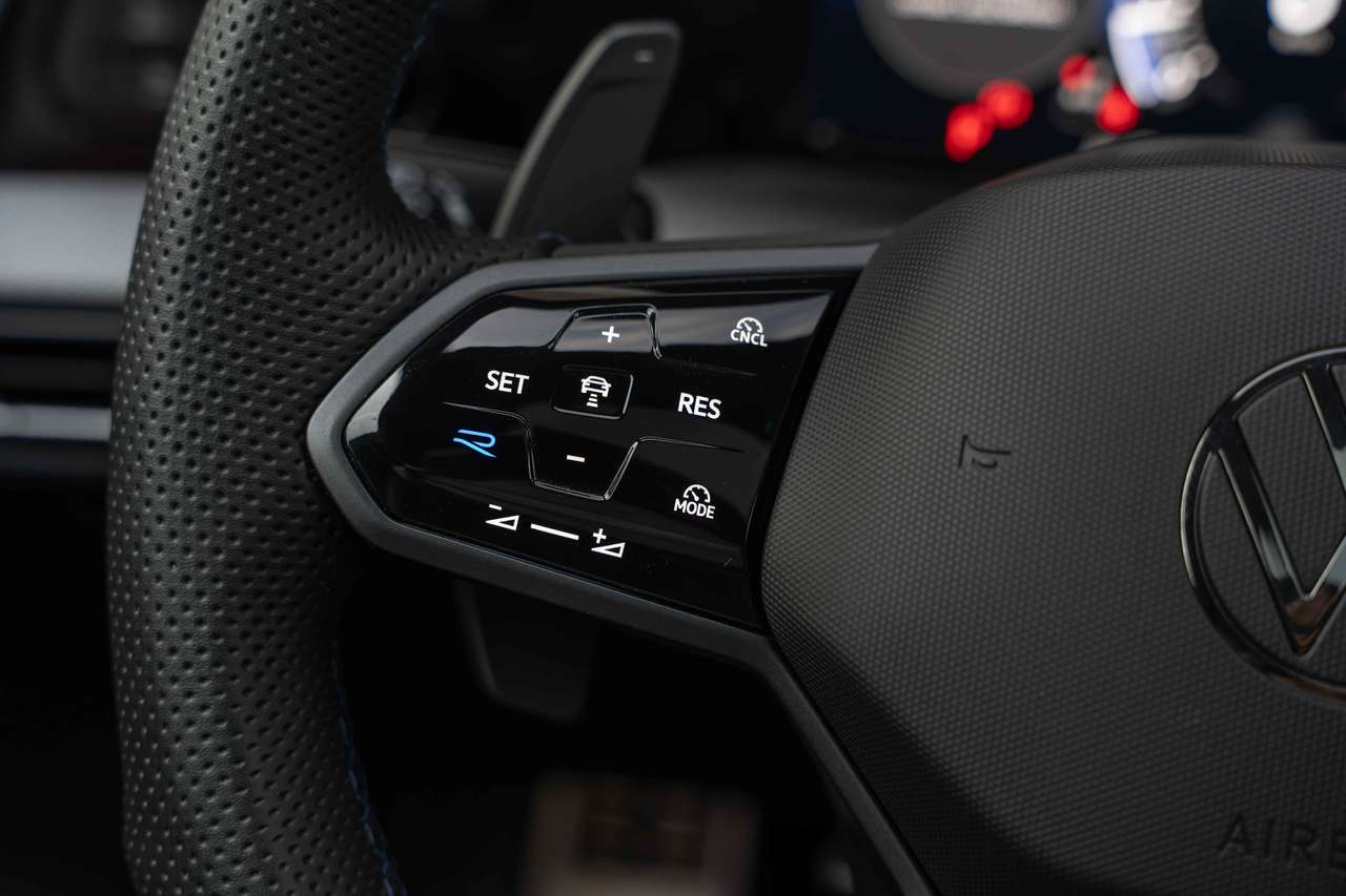 Volkswagen Golf R 4MOTION 'Black Edition' PANO/MATRIX/AKRAPOVIC/ACC/CAMERA/H&K/19" — foto 14 van 25