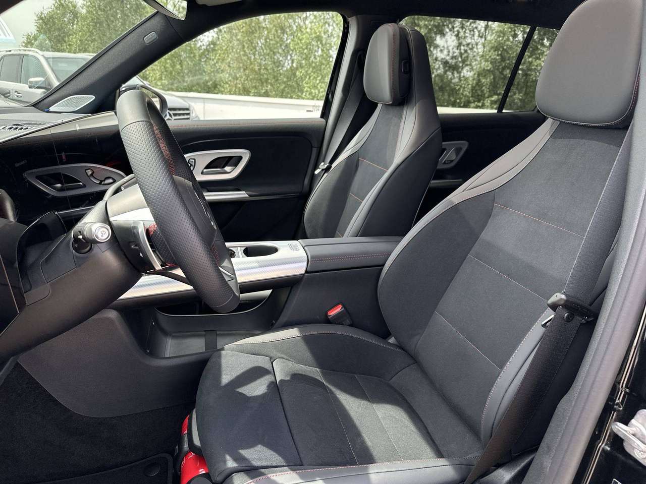 Mercedes-Benz GLB 250 + Electric  AMG Pano dak Burmester Multibeam Memory Distronic — foto 11 van 19