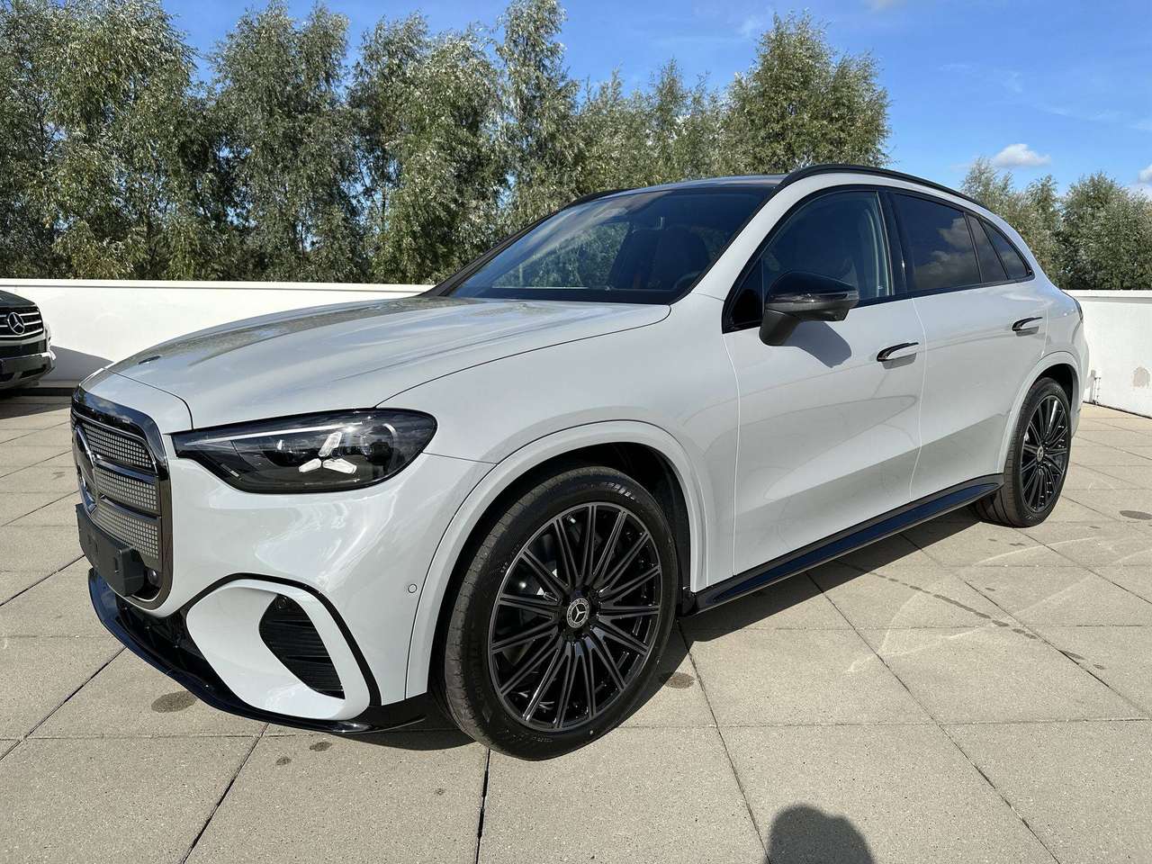 Mercedes-Benz GLC 400 4M ELECTRIC/ACHTERASBESTURING/AMG/RIJASSIST/PANODAK/AIRMATIC/TREKH/BURMESTER — foto 2 van 19