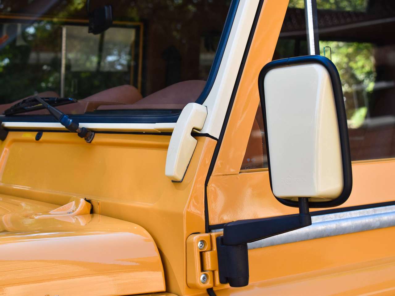 Land Rover Defender 90 / 2.2 TD4 / "Borrego Yellow Heritage" — foto 14 van 22