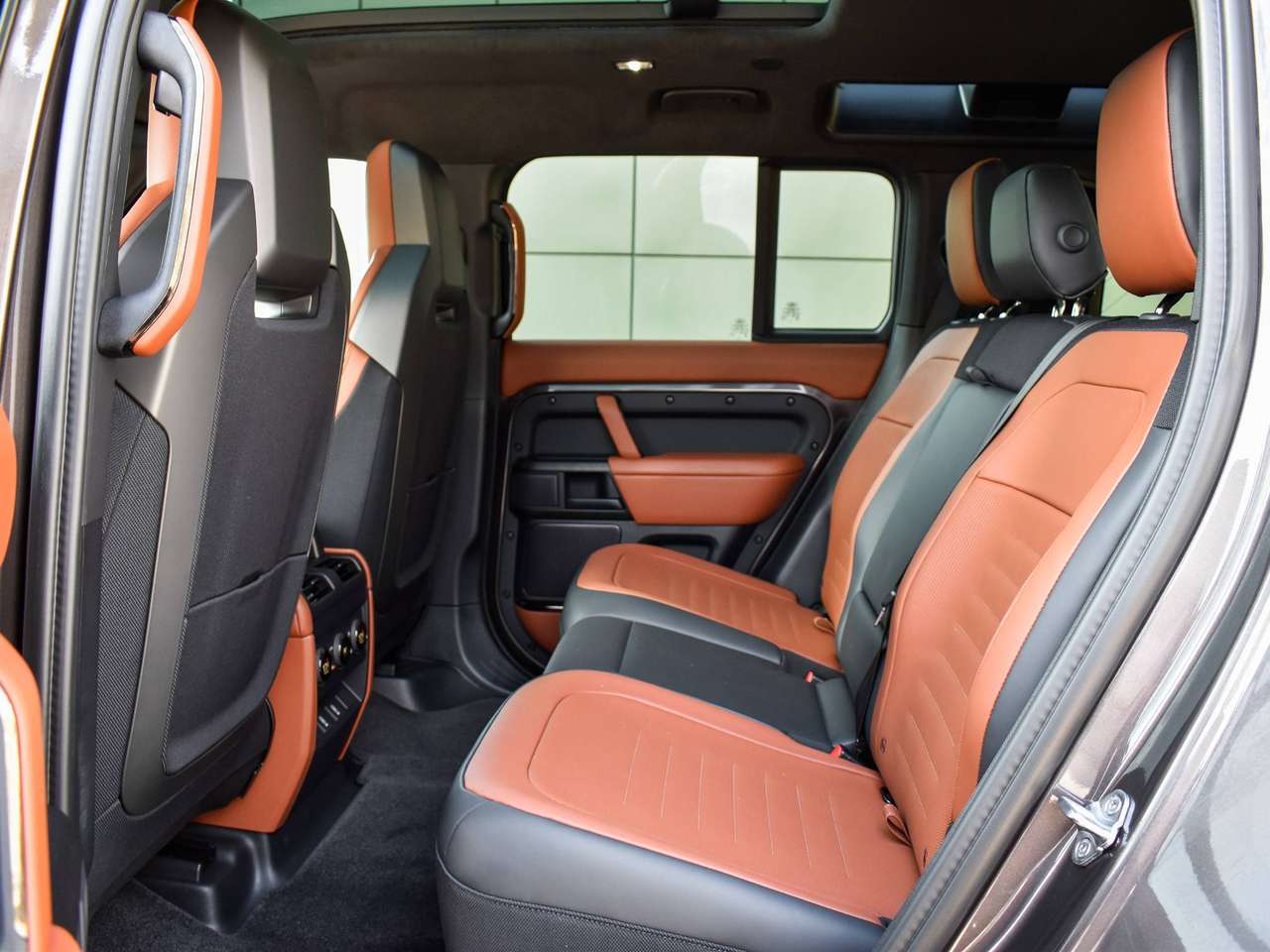 Land Rover Defender 110 P635 OCTA / Charente Grey / Burnt Sienna/Ebony / NIEUW/NEW — foto 8 van 11