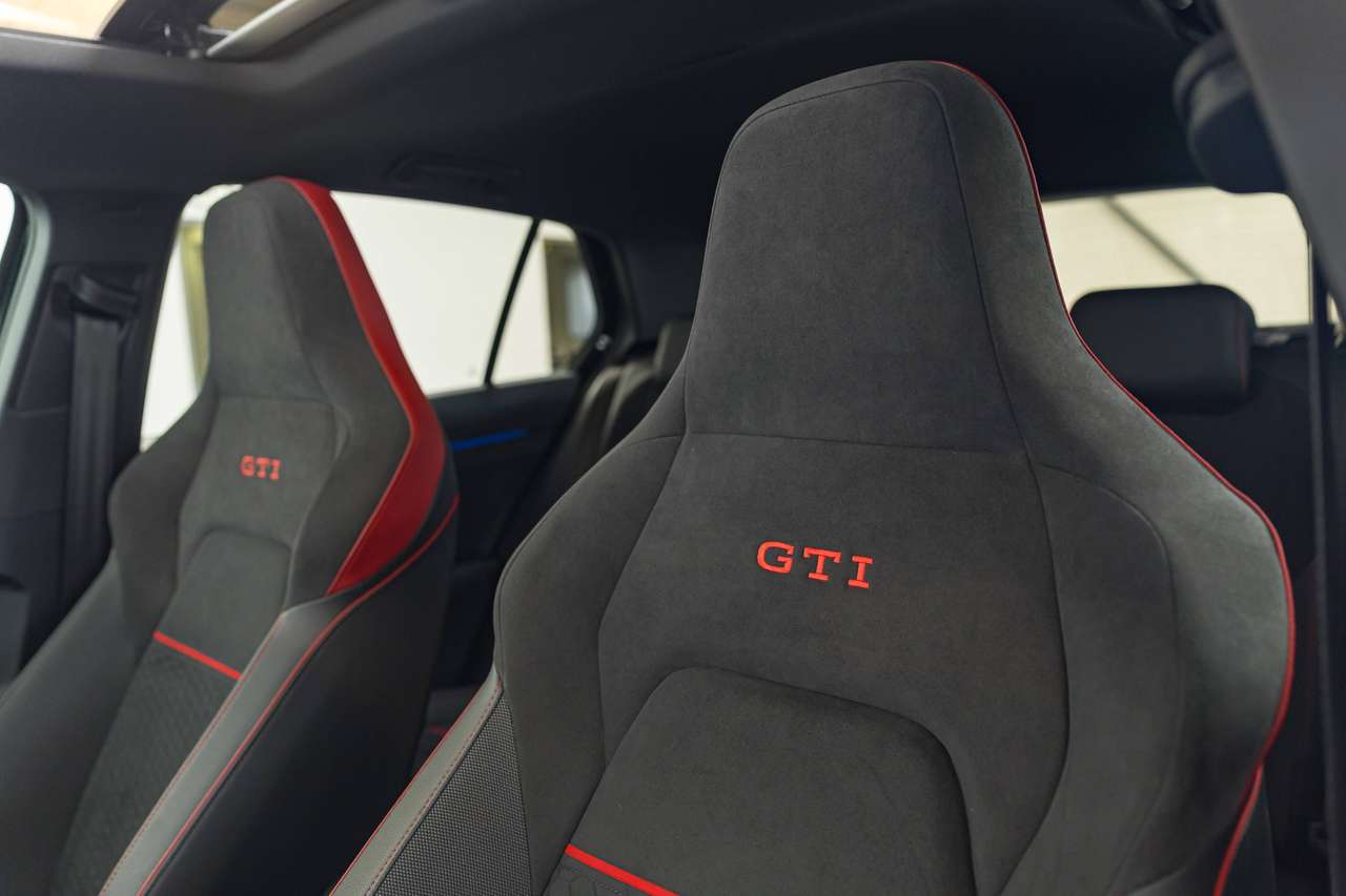 Volkswagen Golf GTI CLUBSPORT|AKRAPOVIC|PANO|IQLIGHTS|ALCANTARA|HEATEDSEATS|KEYLESS|ACC|LA|GARANTIE| — foto 24 van 25