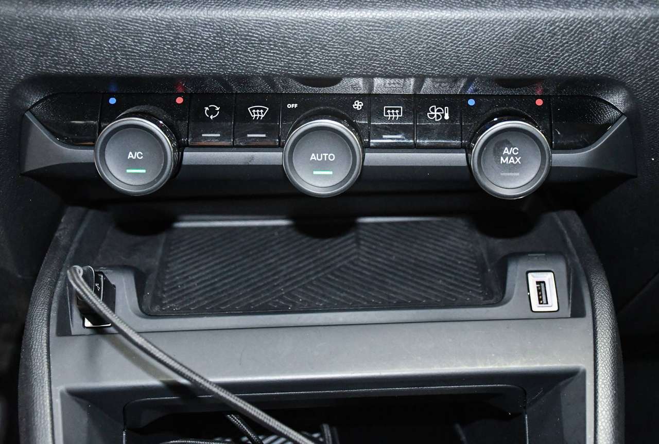 Citroen C4 C4 1.2 PureTech Feel - NAVIGATIE VIA SMARTLINK / CAMERA / PDC / CC / AIRCO — foto 13 van 17