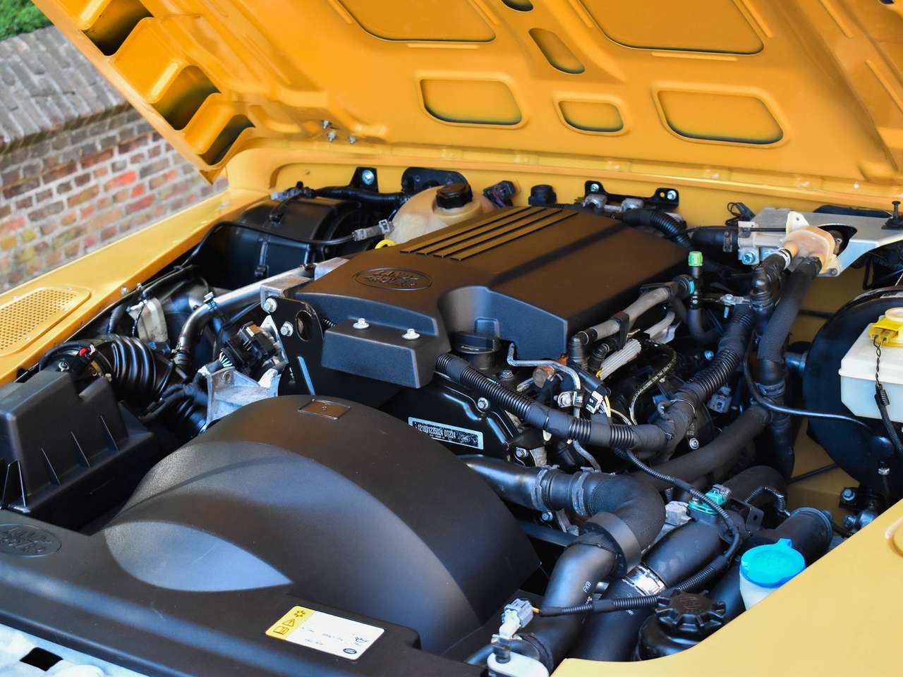 Land Rover Defender 90 / 2.2 TD4 / "Borrego Yellow Heritage" — foto 21 van 22